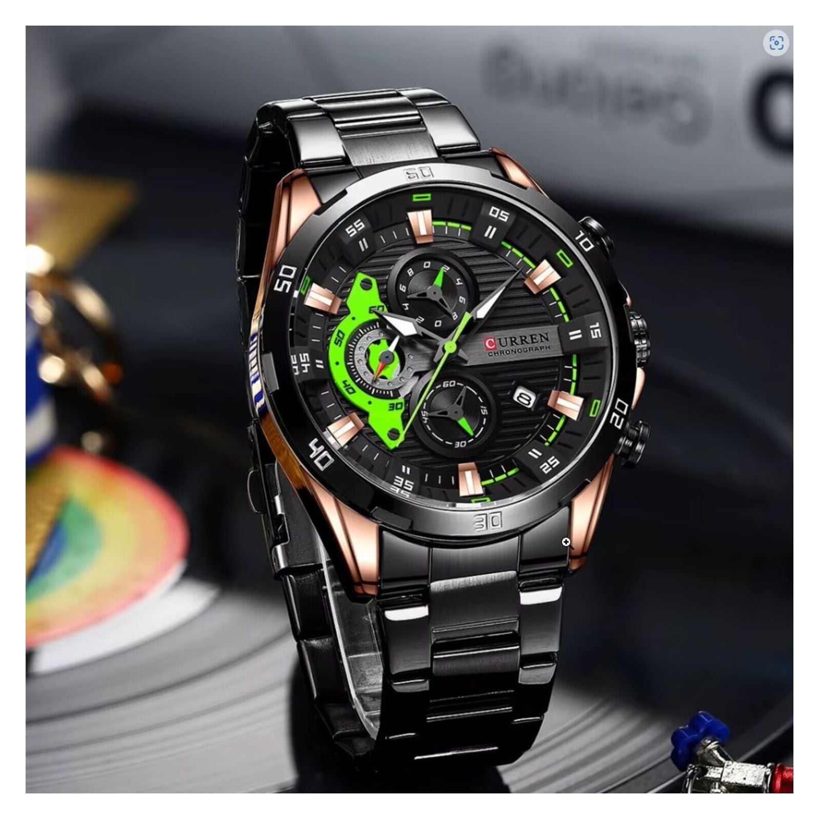 Reloj Curren 8402 negro con acentos verdes, vista lateral de la caja