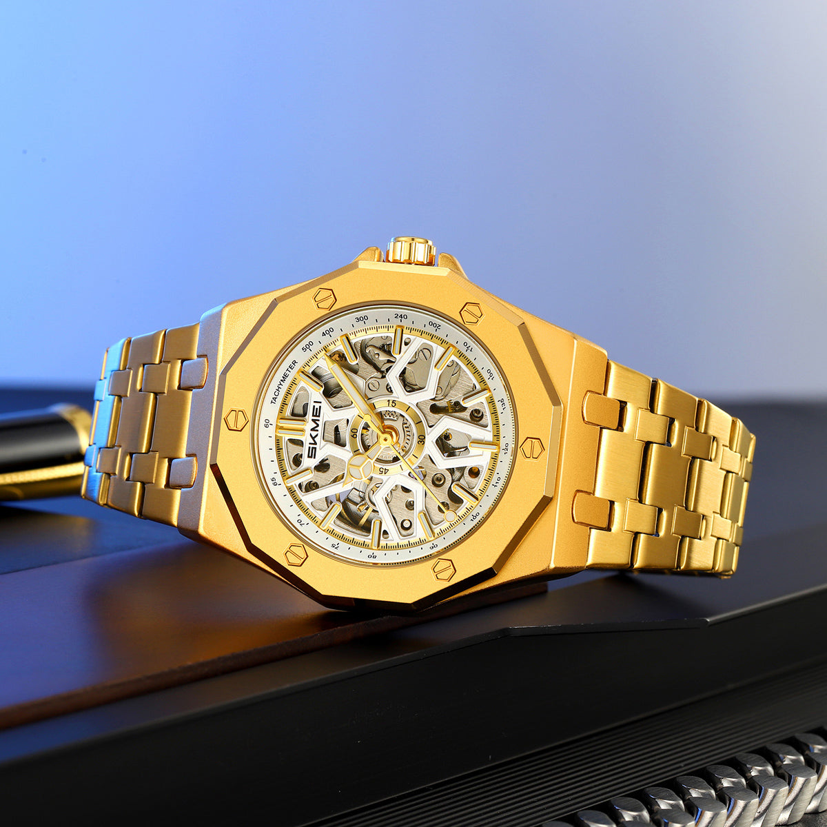 Detalle del dial esqueleto y el brazalete de acero del reloj SKMEI M036 dorado