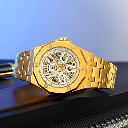 Detalle del dial esqueleto y el brazalete de acero del reloj SKMEI M036 dorado